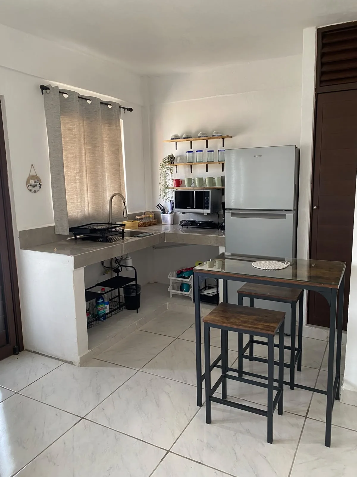 Cocina completa con refrigerador y microondas en Salina Cruz