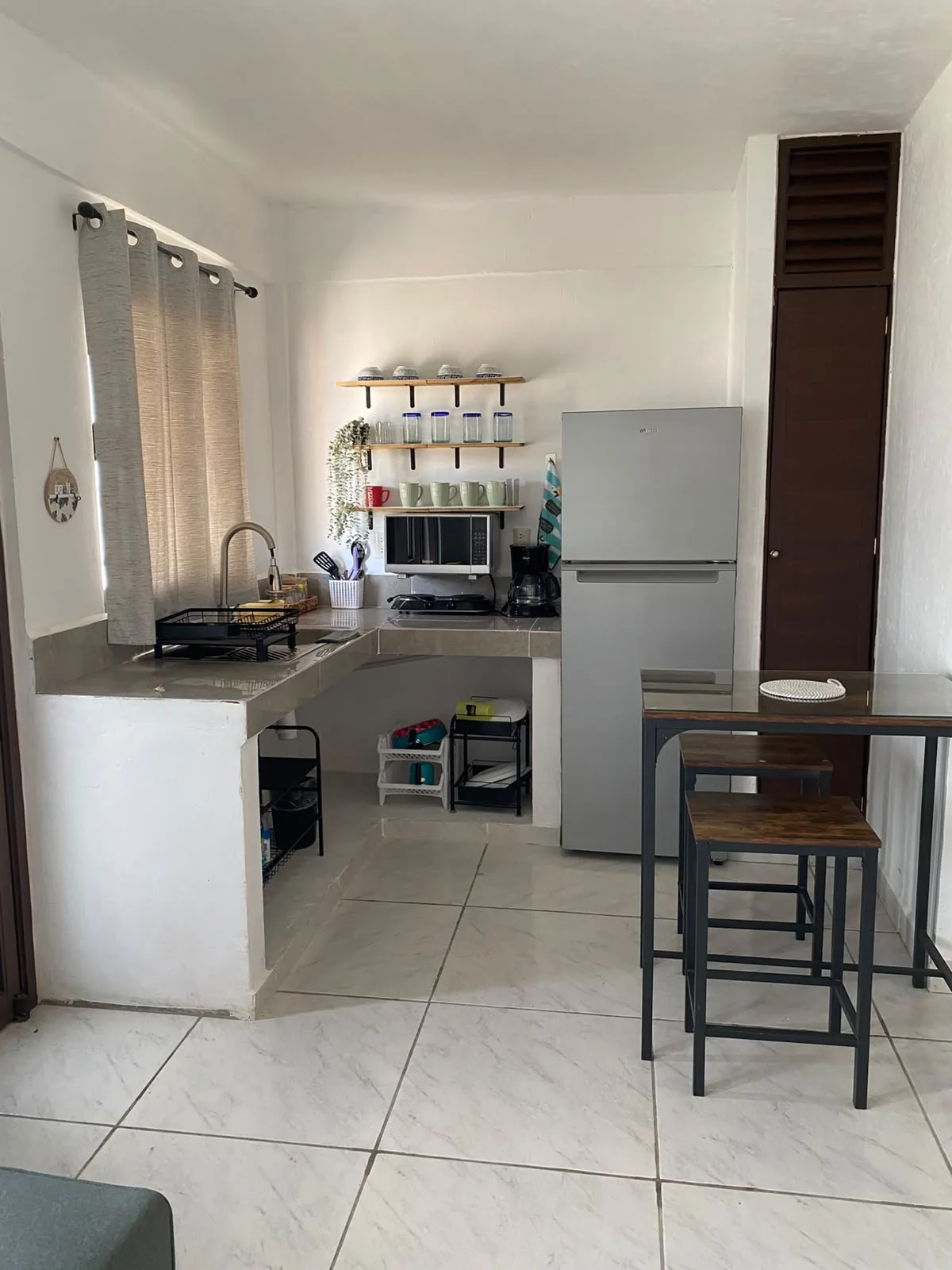 Cocina equipada con barra desayunadora y bancos altos en Salina Cruz