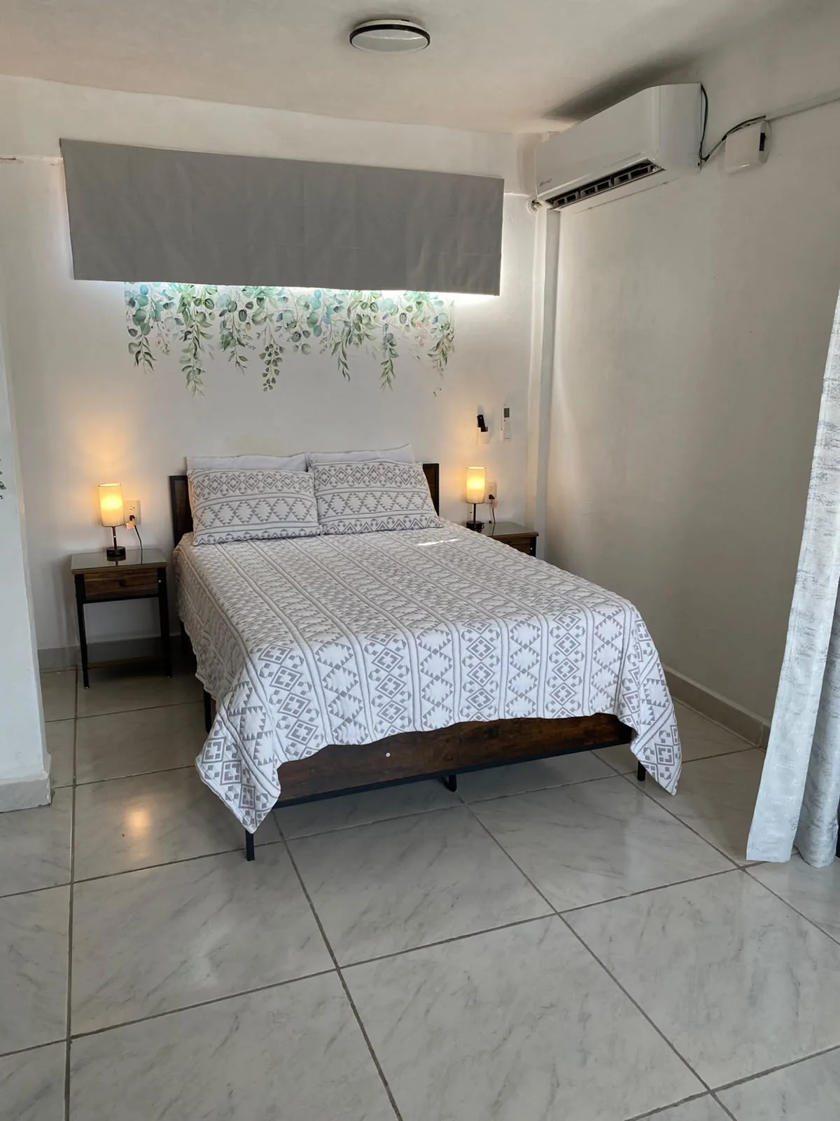 Dormitorio con cama matrimonial y aire acondicionado en departamento amueblado de Salina Cruz