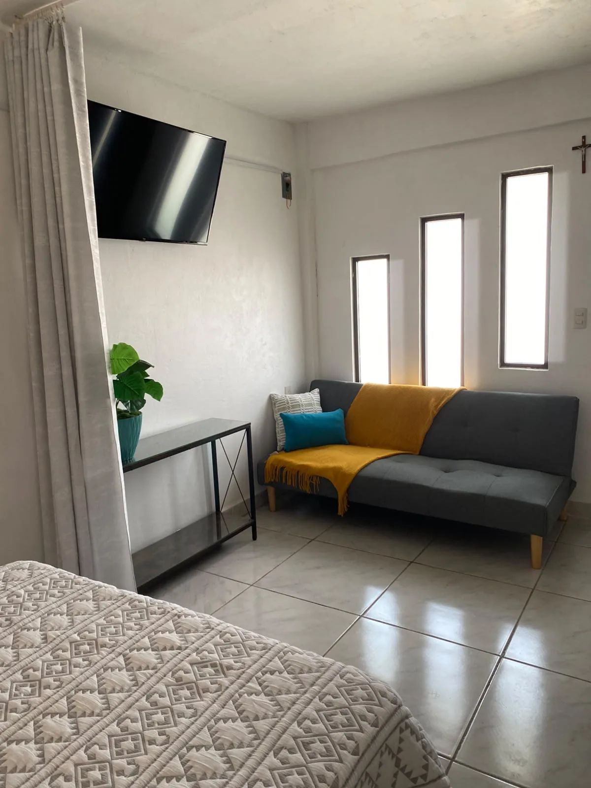 Sala con sofá y Smart TV en departamento de Salina Cruz